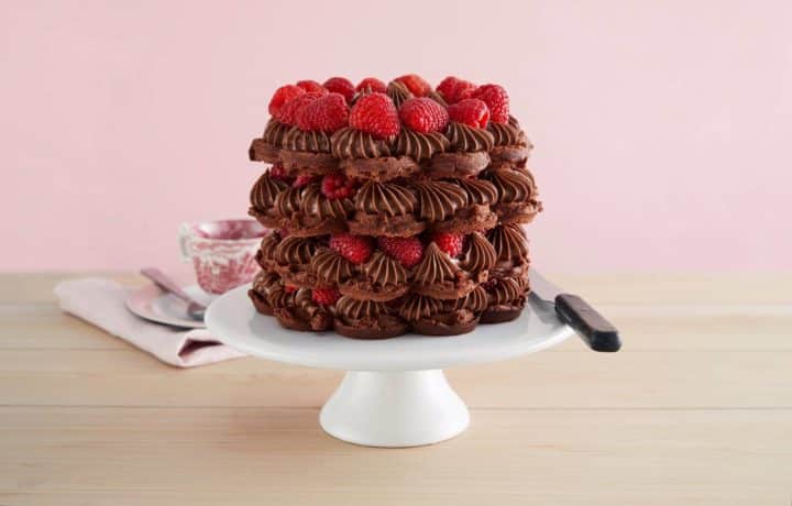 Sjokolade-vaffel-kake-med-bringebaer